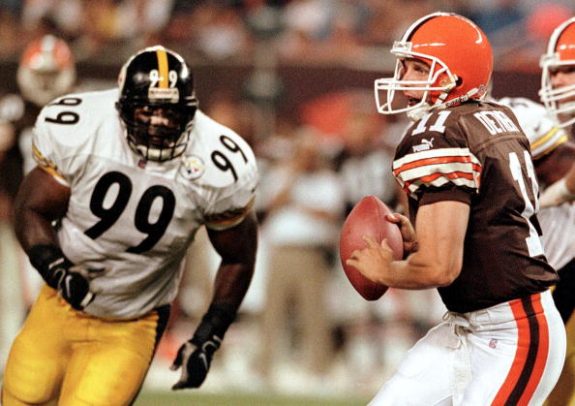 Cleveland Browns quarterback Ty Detmer looks for a
