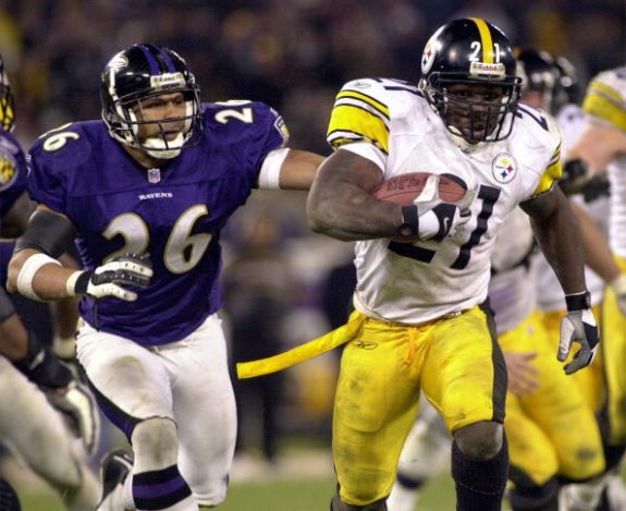 Pittsburgh Steelers player Amos Zereoue (R) runs b