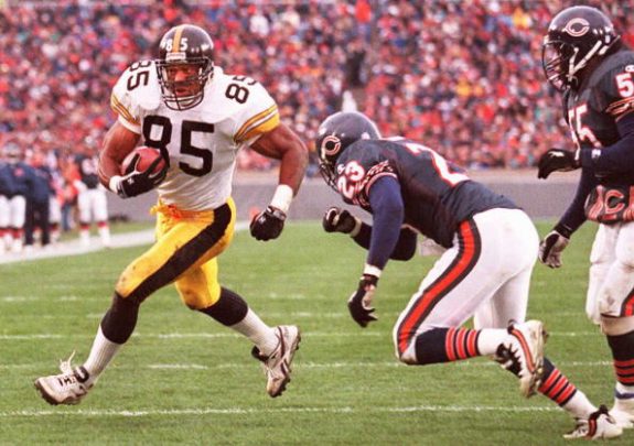 Pittsburgh Steelers tight end Jonathan Hayes (L) r